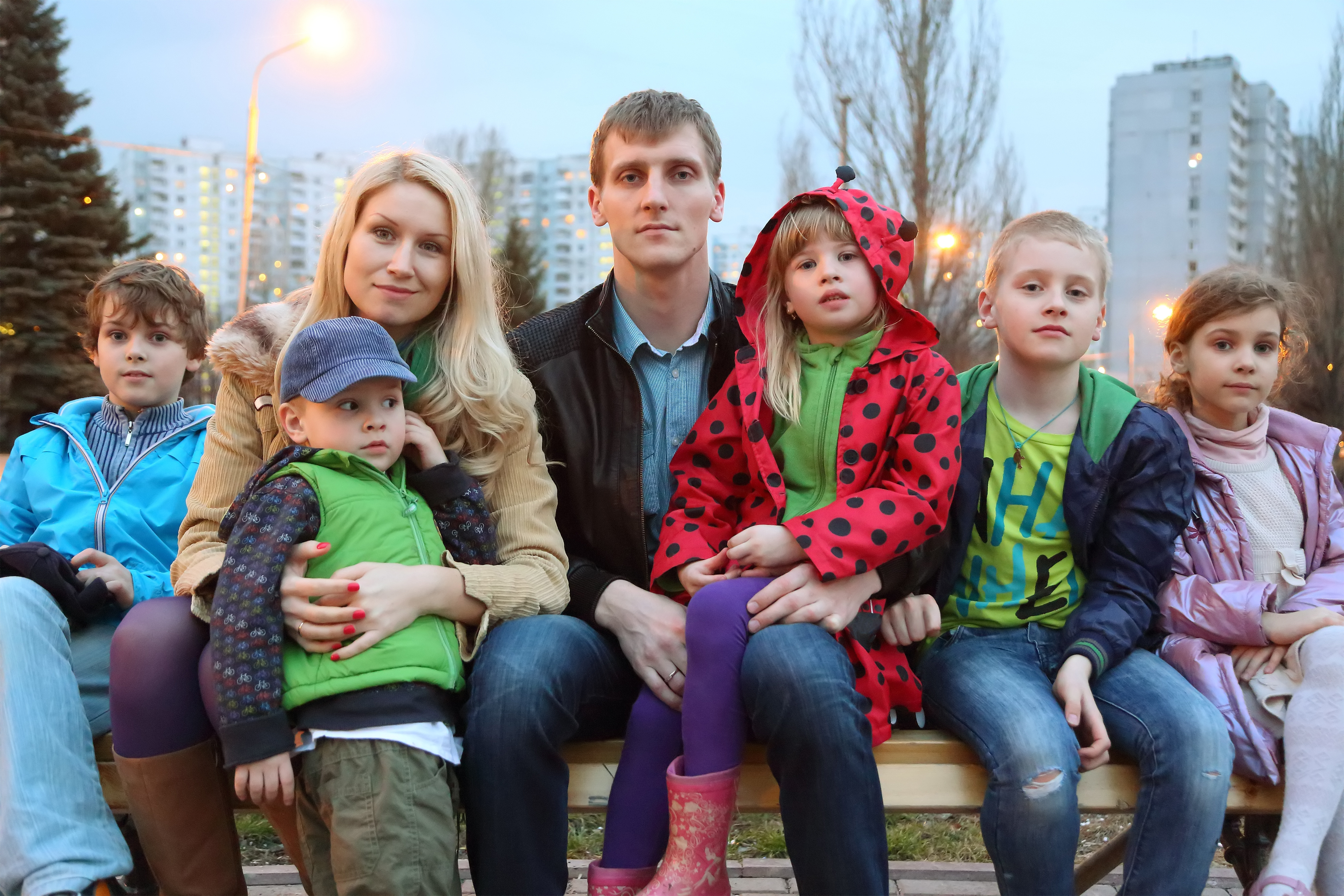 Family with 5 kids sitting outside