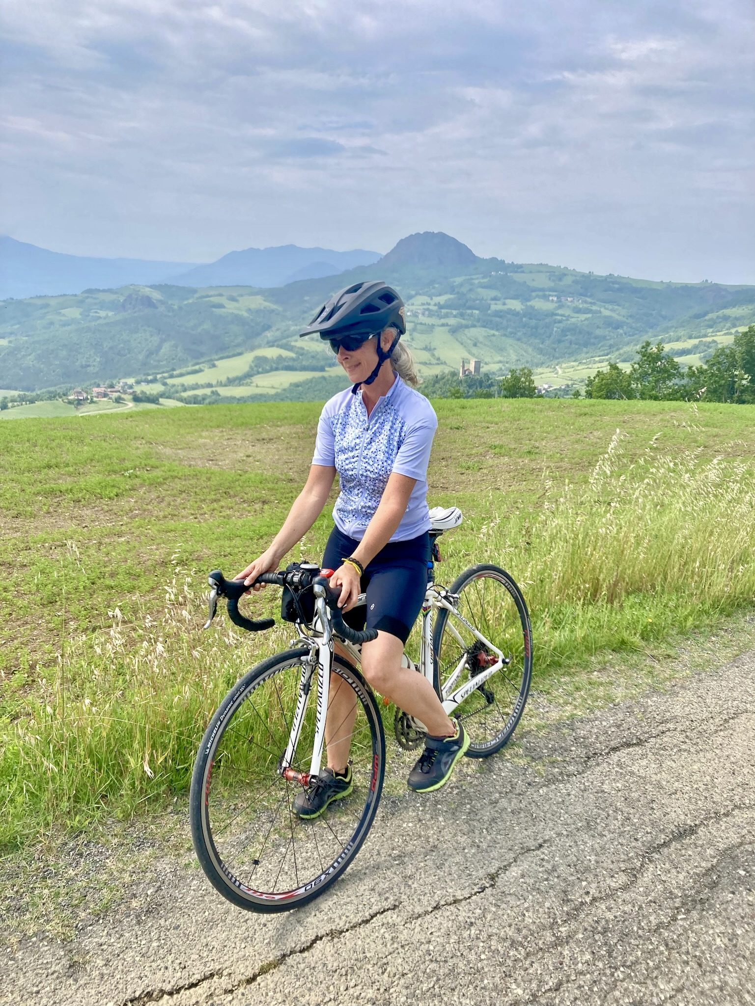 Doro auf dem Rennrad in den Hügeln von Piacenza