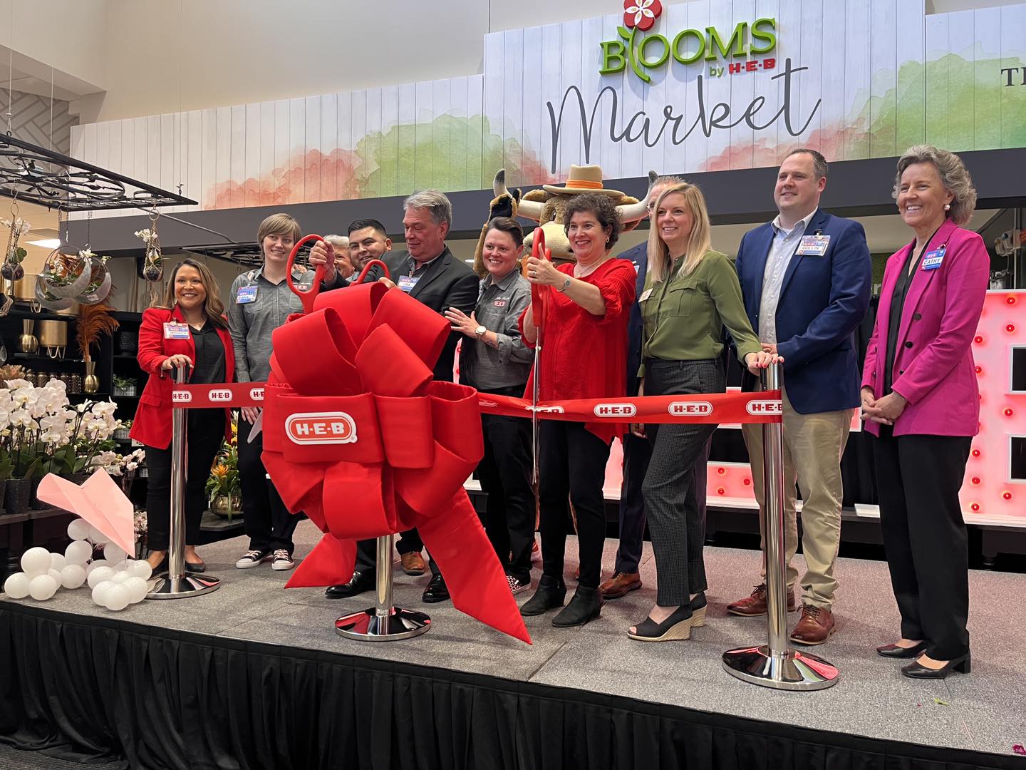 cutting ribbon at heb